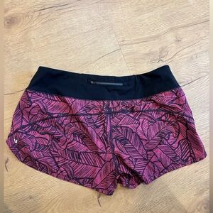 Vuori Omni Performance Shorts In Sangria Leaf Size Large